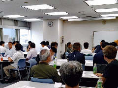 暑い日が続いたかと思っていたら今度は雨続き。
屋外で働くプラントやドライバーの方々はもちろんですが、
外回りをしてお客さまと接する営業部の方々、いつも本当にありがとうございます!

そんな弊社営業部の若手社員が、神奈川エコネットワーク協同組合主催による
営業マンへの研修会に参加してきました♪